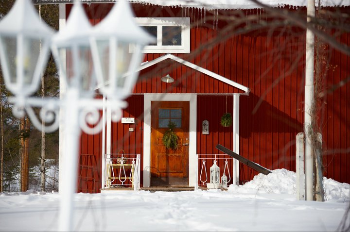 Många äldre svenska hus är målade i rött med vita detaljer.  Rätt skött är detta en kombination som står sig över åren, och färgen passar lika bra både sommar och vinter.